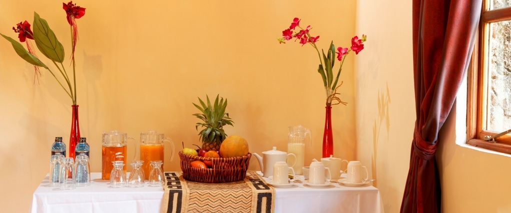 Afrikarma, Afrikarma.de, Eburru Forest, Flamingo, Grabenbruch, Great Rift Valley, Großer Afrikanischer Grabenbruch, Jaqueline und Jean-Francois Damon, Kenia, Krater, Lake Elementaita, Lake Nakuru, Lake Nakuru Nationalpark, Mawe Mbili, Nachhaltigkeit, Nakuru Nationalpark, Natur, Out of Africa Walk, Panorama, Rothschildgiraffe, Safari, Savanne, Sleeping Warrior, Sleeping Warrior Krater, Sleeping Warrior Lodge, Soysambu, Soysambu Naturschutzgebiet, Spitzmaulnashorn, Vulkan, Breakfast, Lounge, Mahlzeiten