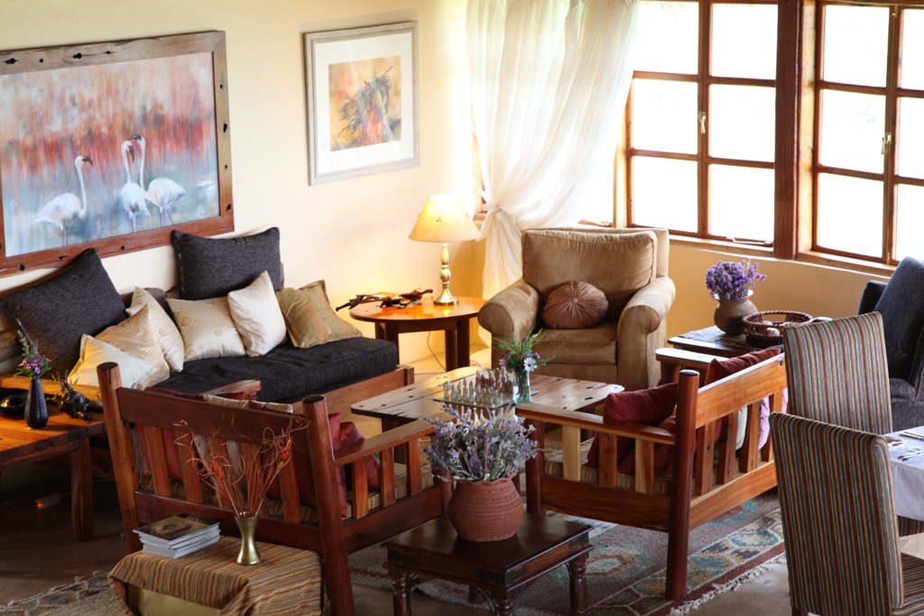 Eburru Forest, Flamingo, Grabenbruch, Great Rift Valley, Großer Afrikanischer Grabenbruch, Jaqueline und Jean-Francois Damon, Kenia, Krater, Lake Elementaita, Lake Nakuru, Lake Nakuru Nationalpark, Mawe Mbili, Nachhaltigkeit, Nakuru Nationalpark, Natur, Out of Africa Walk, Rothschildgiraffe, Safari, Savanne, Sleeping Warrior, Sleeping Warrior Krater, Sleeping Warrior Lodge, Soysambu, Soysambu Naturschutzgebiet, Spitzmaulnashorn, Vulkan, Komfort, Lounge, afrikarma, afrikarma.de