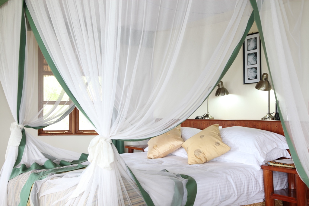 Eburru Forest, Flamingo, Grabenbruch, Great Rift Valley, Großer Afrikanischer Grabenbruch, Jaqueline und Jean-Francois Damon, Kenia, Krater, Lake Elementaita, Lake Nakuru, Lake Nakuru Nationalpark, Mawe Mbili, Nachhaltigkeit, Nakuru Nationalpark, Natur, Out of Africa Walk, Rothschildgiraffe, Safari, Savanne, Sleeping Warrior, Sleeping Warrior Krater, Sleeping Warrior Lodge, Soysambu, Soysambu Naturschutzgebiet, Spitzmaulnashorn, Vulkan, Bungalows, Komfort, Schlafzimmer, afrikarma, afrikarma.de