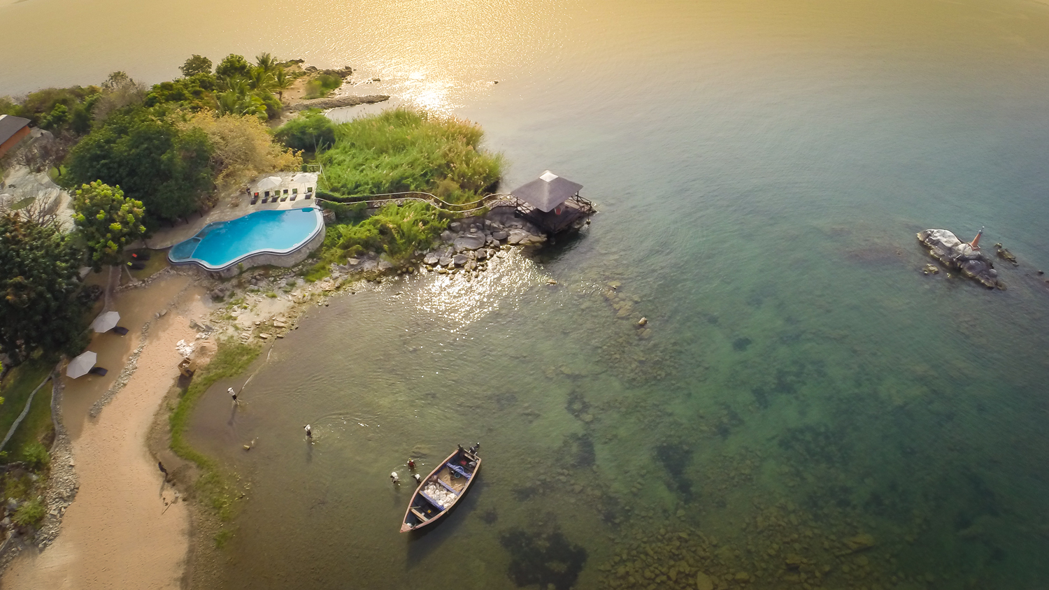 Blue Zebra, Blue Zebra Island Lodge, Lake Malawi, Lake Malawi Nationalpark, Malawi, Malawisee, Marelli Island Archipel, Nankoma, Beach, Bucht, Infinity Pool, Pool, Sandstrand, Strand, Swimmingpool, Afrikarma, Afrikarma Safaris, Afrikarma Safaris - Wildnis. Hautnah., Afrikarma.de