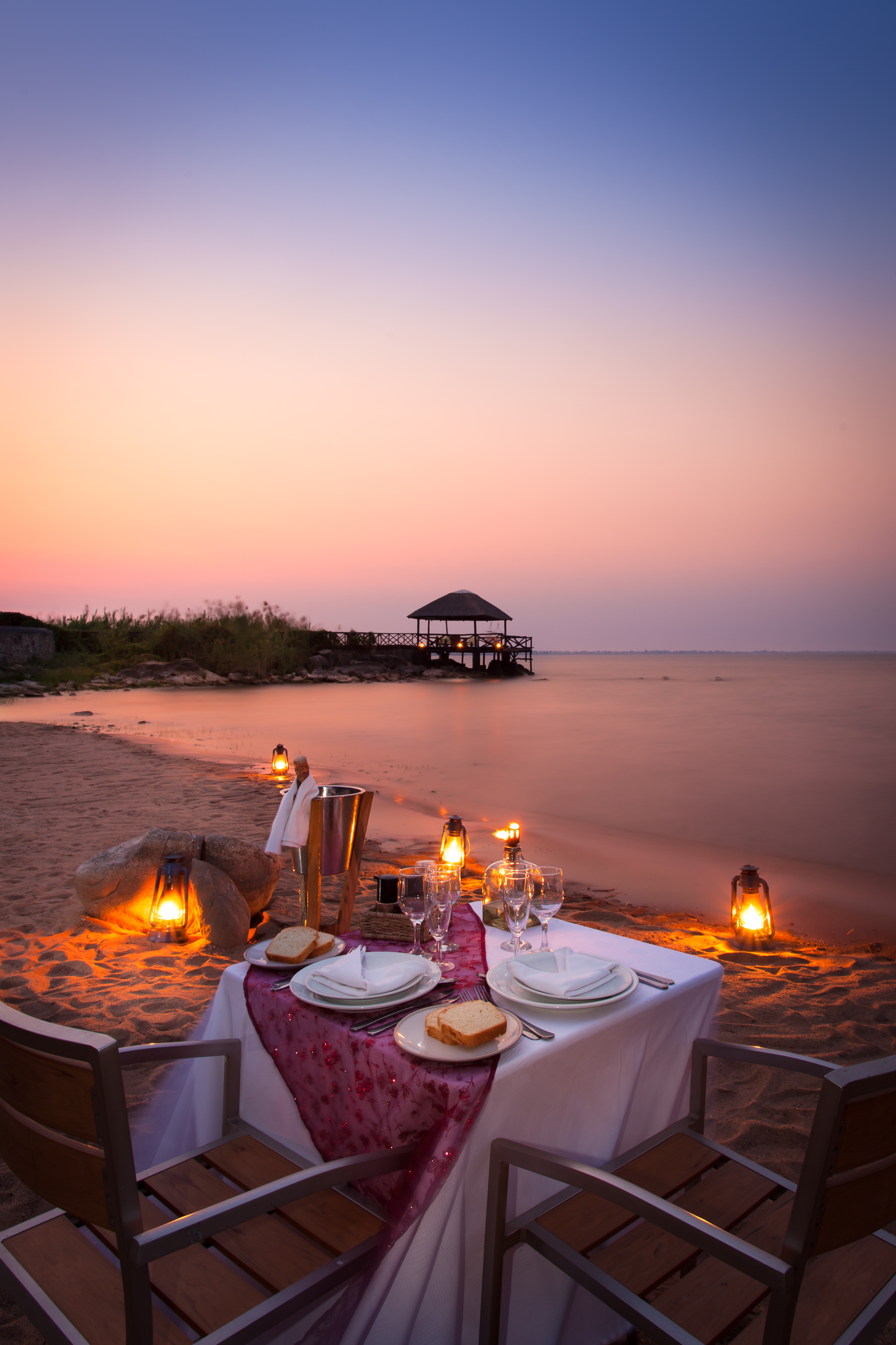 Blue Zebra, Blue Zebra Island Lodge, Lake Malawi, Lake Malawi Nationalpark, Malawi, Malawisee, Marelli Island Archipel, Nankoma, Abendessen, Dinner, Strand, Afrikarma, Afrikarma Safaris, Afrikarma Safaris - Wildnis. Hautnah., Afrikarma.de