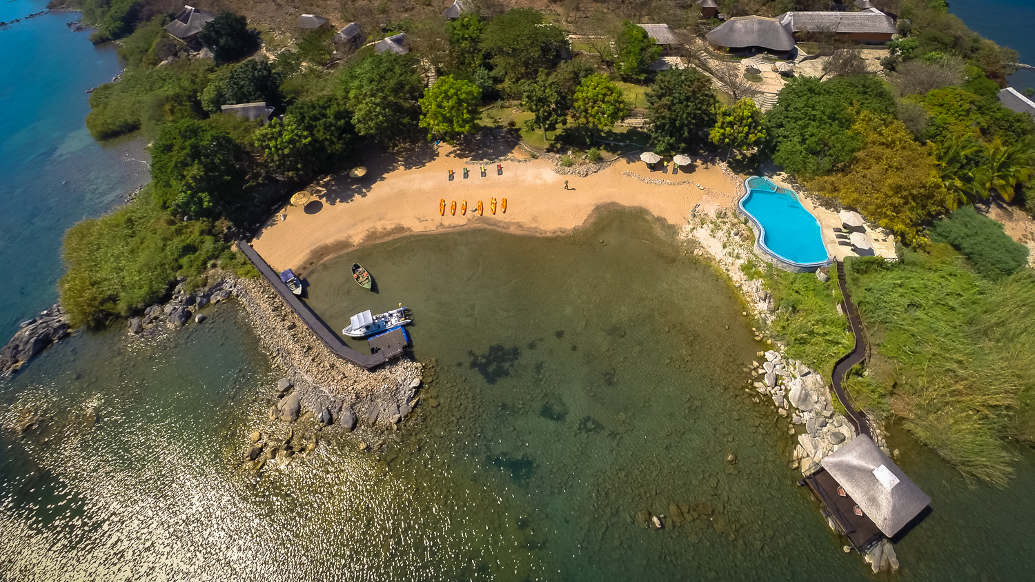 Blue Zebra Island Lodge: Der Sandstrand mit Pool aus der Vogelperspektive