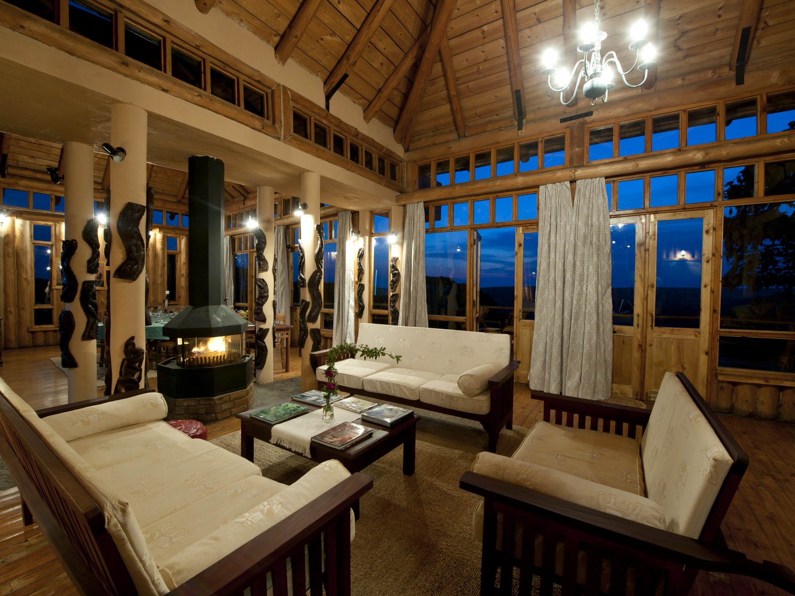 Chelinda Lodge, Malawi, Nyika Plateau, Nyika National Park, Kamin, Lounge, Sitzgruppe, Sofa, afrikarma, afrikarma.de, Wilderness Safaris