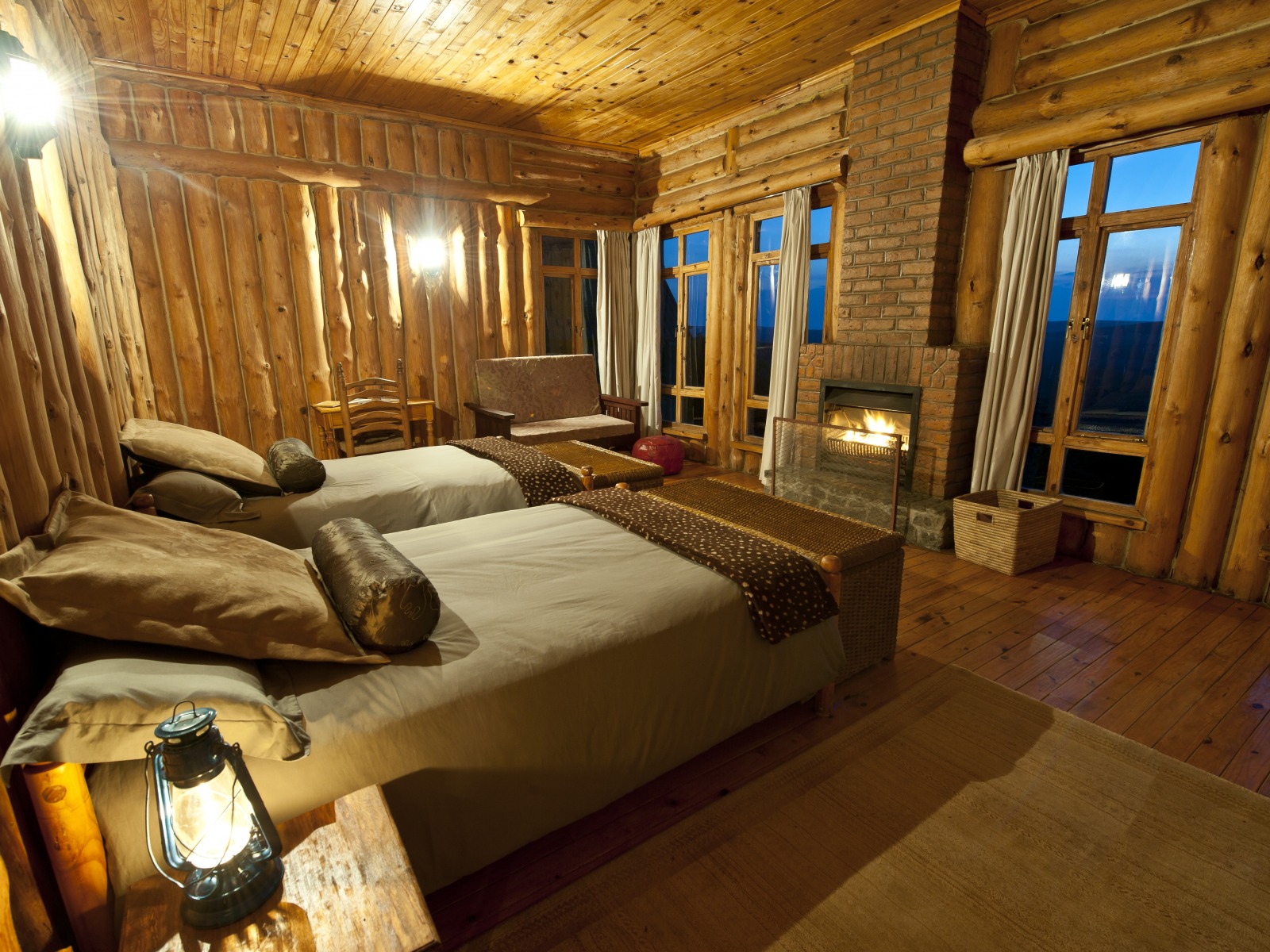 Chelinda Lodge: Schlafzimmer mit Kamin