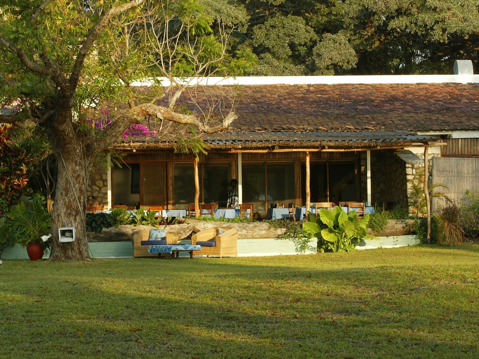 Central Lake Malawi, Chintheche, Chintheche Inn, Familienfreundlich, Lake Malawi, Malawisee, Malawisee mittlerer Teil, Mzuzu, Viphya Mountains, Wassersport, Wilderness Safaris, Ansicht, Garten, Gäste, Veranda