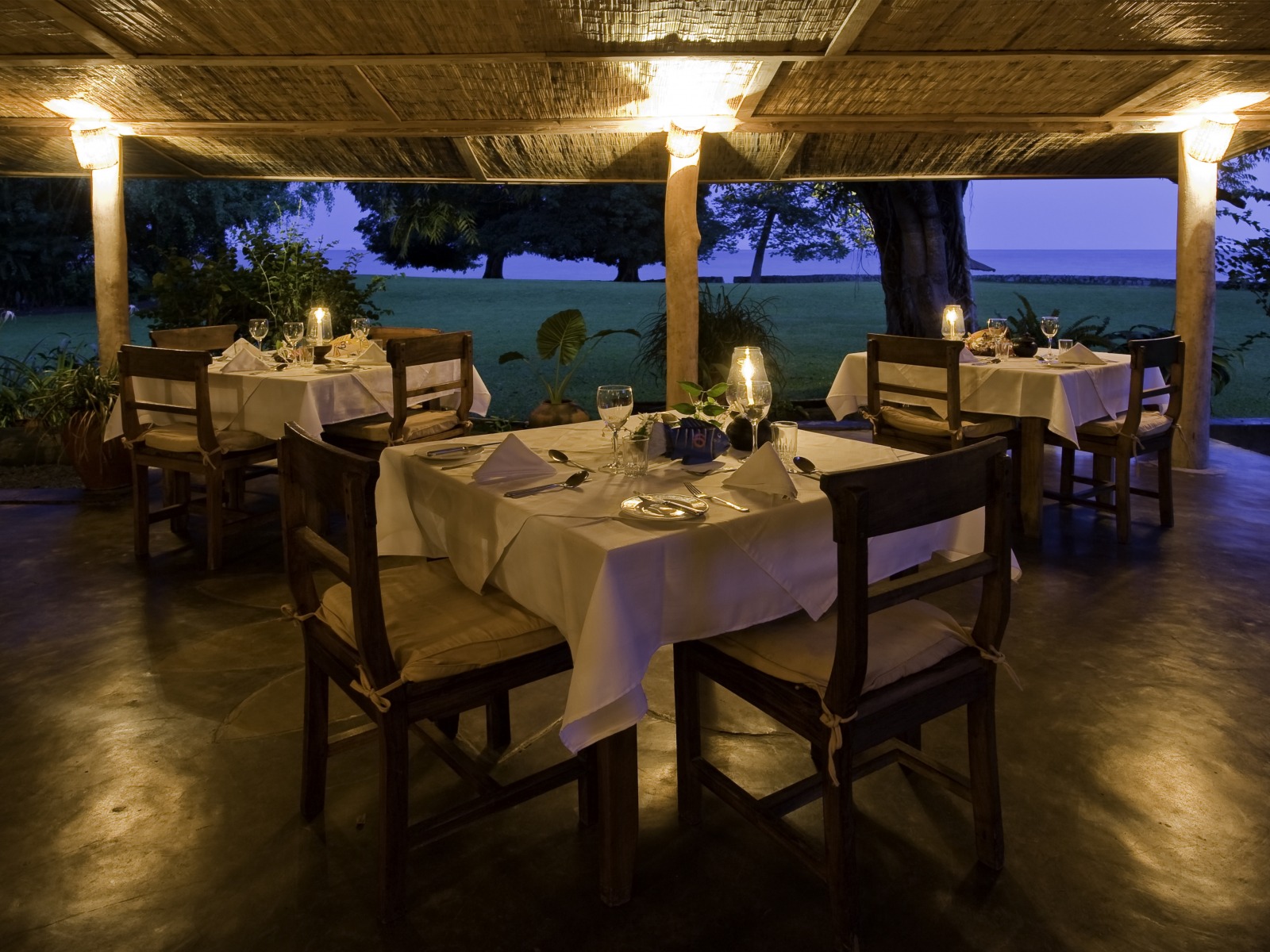 Central Lake Malawi, Chintheche, Chintheche Inn, Familienfreundlich, Lake Malawi, Malawisee, Malawisee mittlerer Teil, Mzuzu, Viphya Mountains, Wassersport, Wilderness Safaris, Abendessen, Dinner, Dinnertafel, Essen, Speisen, Speisesaal, Tafel