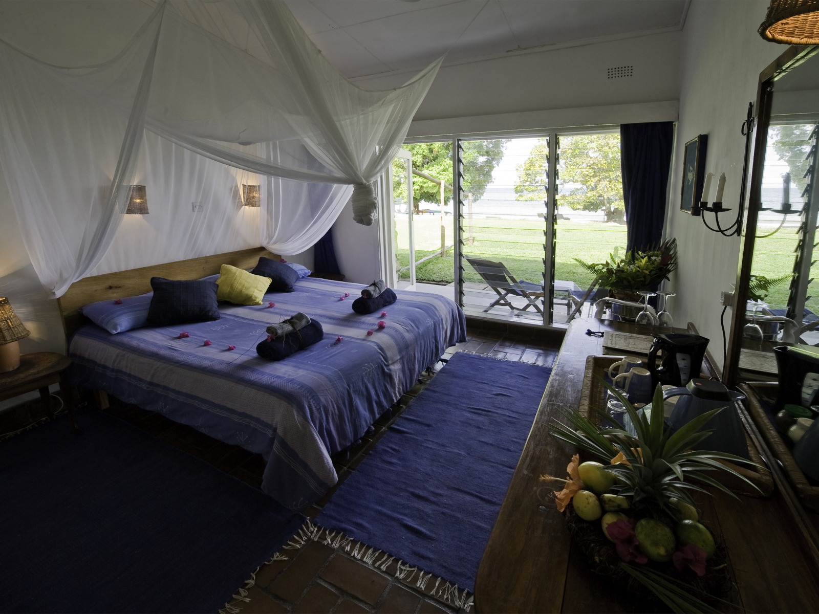 Central Lake Malawi, Chintheche, Chintheche Inn, Familienfreundlich, Lake Malawi, Malawisee, Malawisee mittlerer Teil, Mzuzu, Viphya Mountains, Wassersport, Wilderness Safaris, Apartment, Bett, Gäste, Schlafen, Schlafzimmer, Terrasse, Veranda, Wohnen, Zimmer