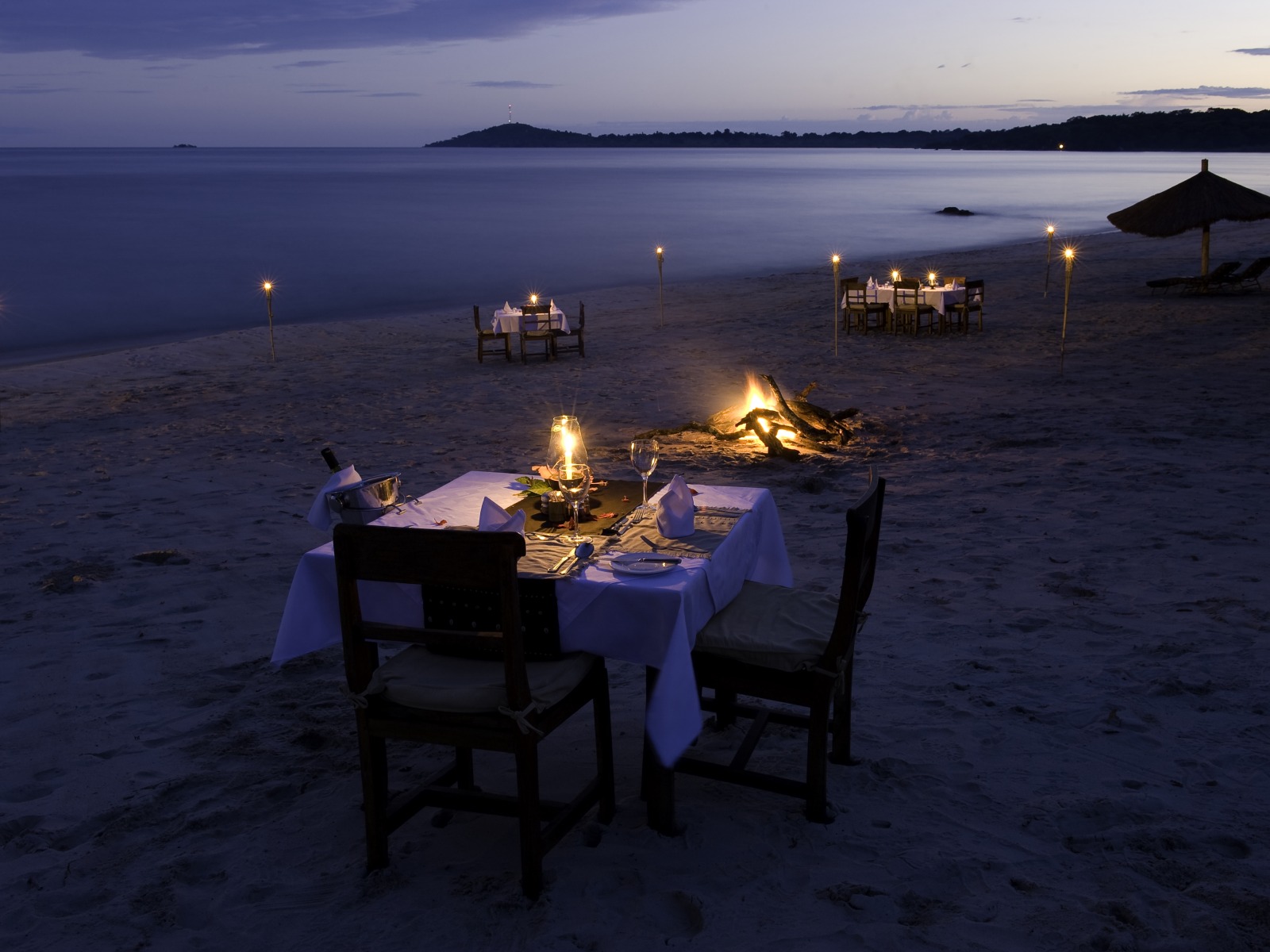 Central Lake Malawi, Chintheche, Chintheche Inn, Familienfreundlich, Lake Malawi, Malawisee, Malawisee mittlerer Teil, Mzuzu, Viphya Mountains, Wassersport, Wilderness Safaris, Abend, Abendessen, Candlelight Dinner, Dinner, Essen, Feuer, Kerzen, Lagerfeuer, Lichter, Romantik, Stimmung, Strand