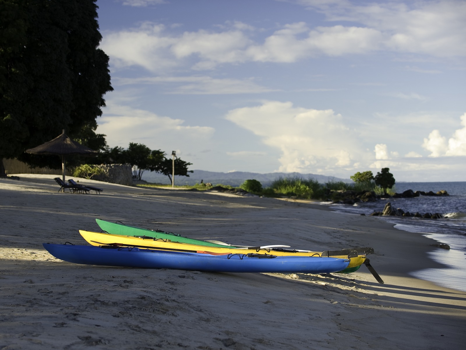 Chintheche Inn: Kanus am Strand des Malawisees