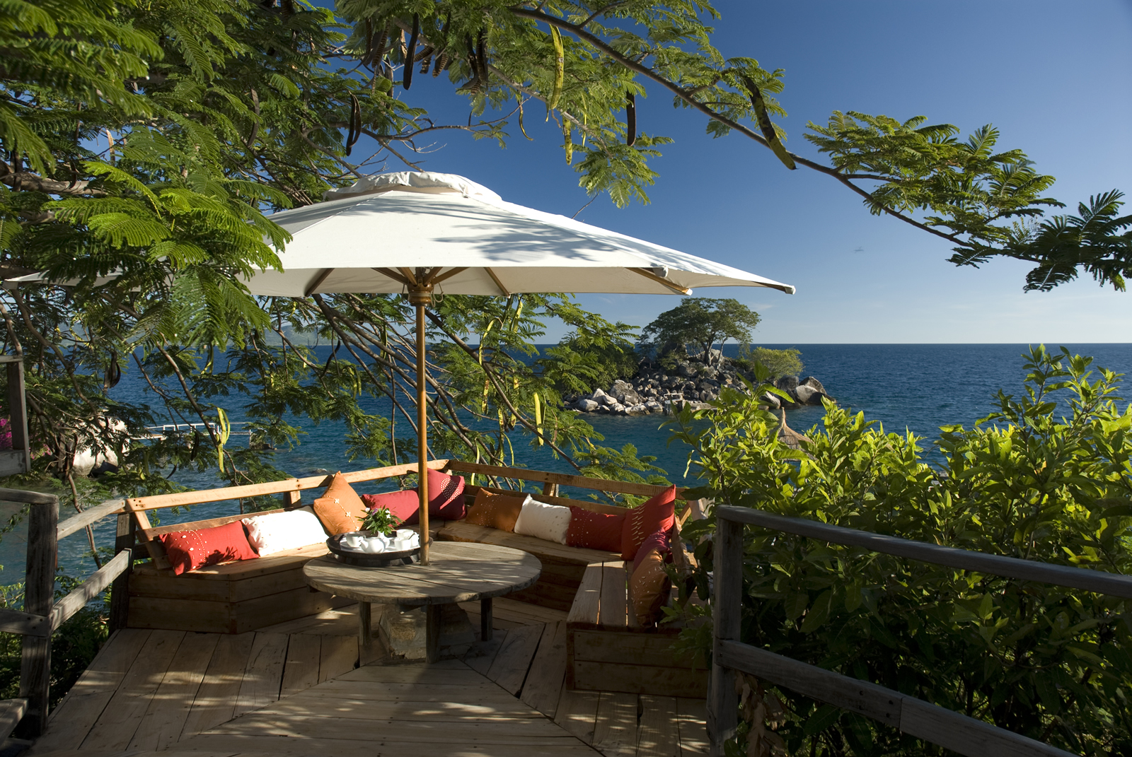 Felseninsel, Kaya Mawa, Lake Malawi, Likoma Island, Malawisee, Strand, Deck, Gästechalet, Nkwhazi Chalet, afrikarma, Afrikarma Safaris, afrikarma.de, James Lightfoot