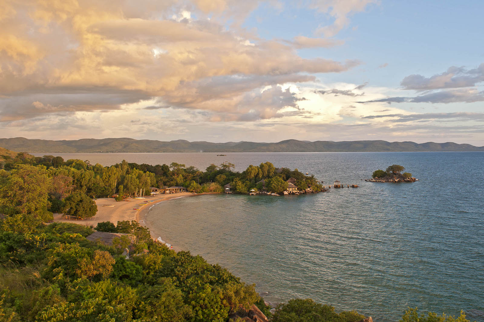 Kaya Mawa: Lage des Camps am Strand