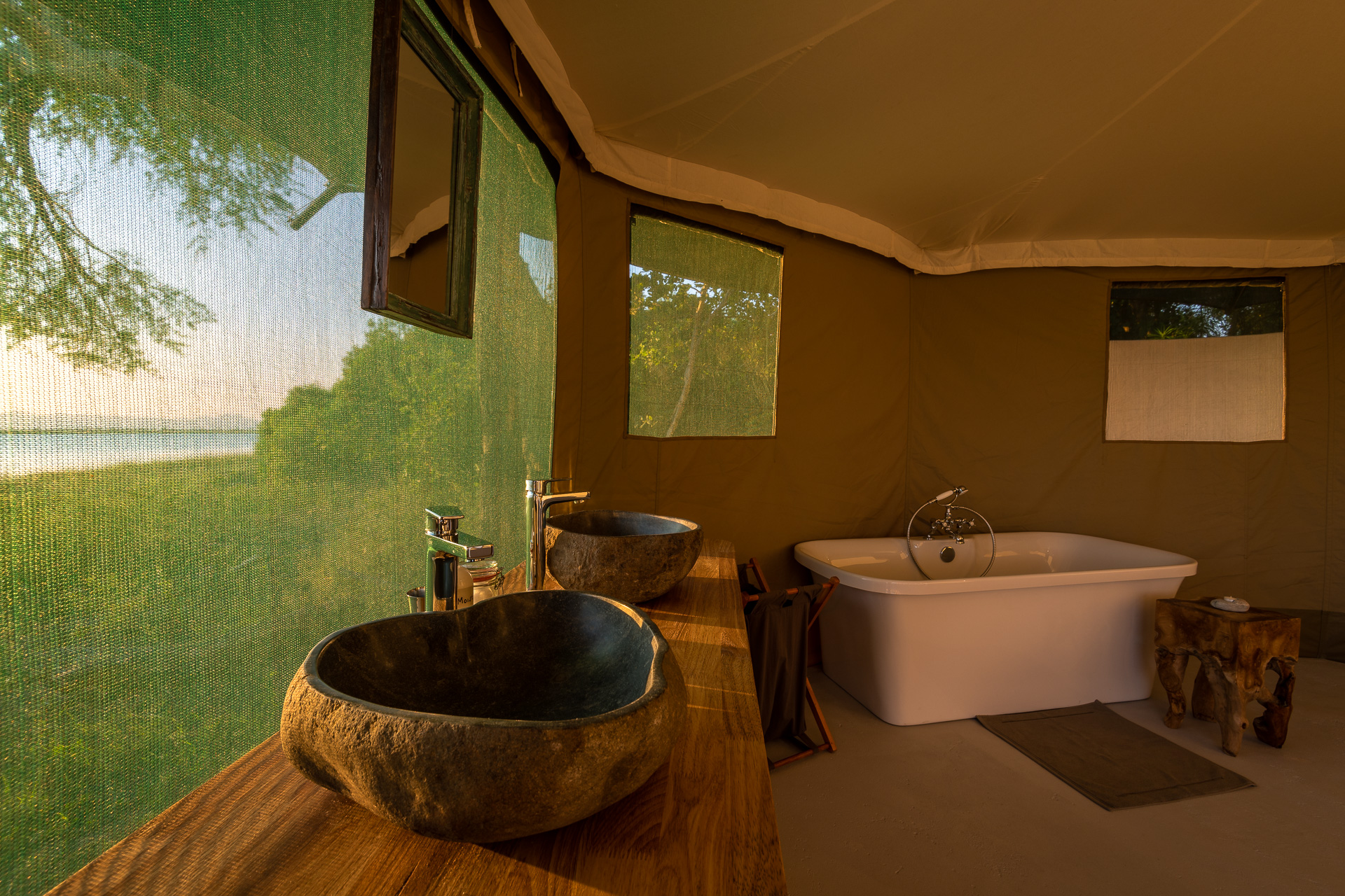Kuthengo Camp: Gästebad Kuthengo Camp, Liwonde National Park, Robin Pope Safaris, Shire River, Gästebad, Wanne, Waschtisch, Afrikarma, Afrikarma Safaris, Afrikarma Safaris - Wildnis. Hautnah., Afrikarma.de