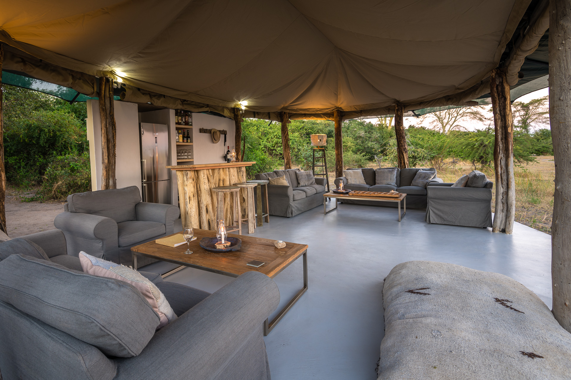 Kuthengo Camp: Blick durch die Lounge