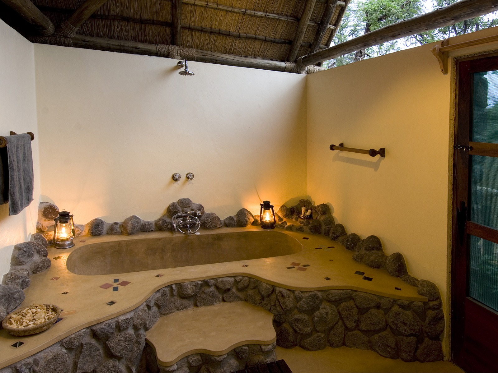 Mvuu Lodge: Badewanne Liwonde, Liwonde National Park, Liwonde Nationalpark, Malawi, Mvuu, Mvuu Lodge, Mvuu Wilderness Lodge, Rhino Sanctuary, Shire, Shire River, Wilderness Safaris, Bad, Badewanne, Badezimmer, Gäste