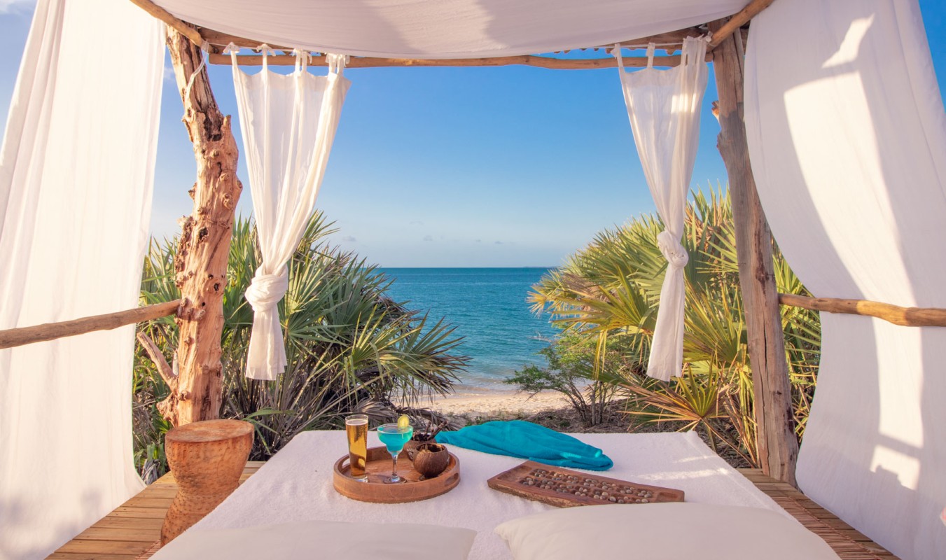 Azura Marlin Beach: Tagesbett in Strandnähe