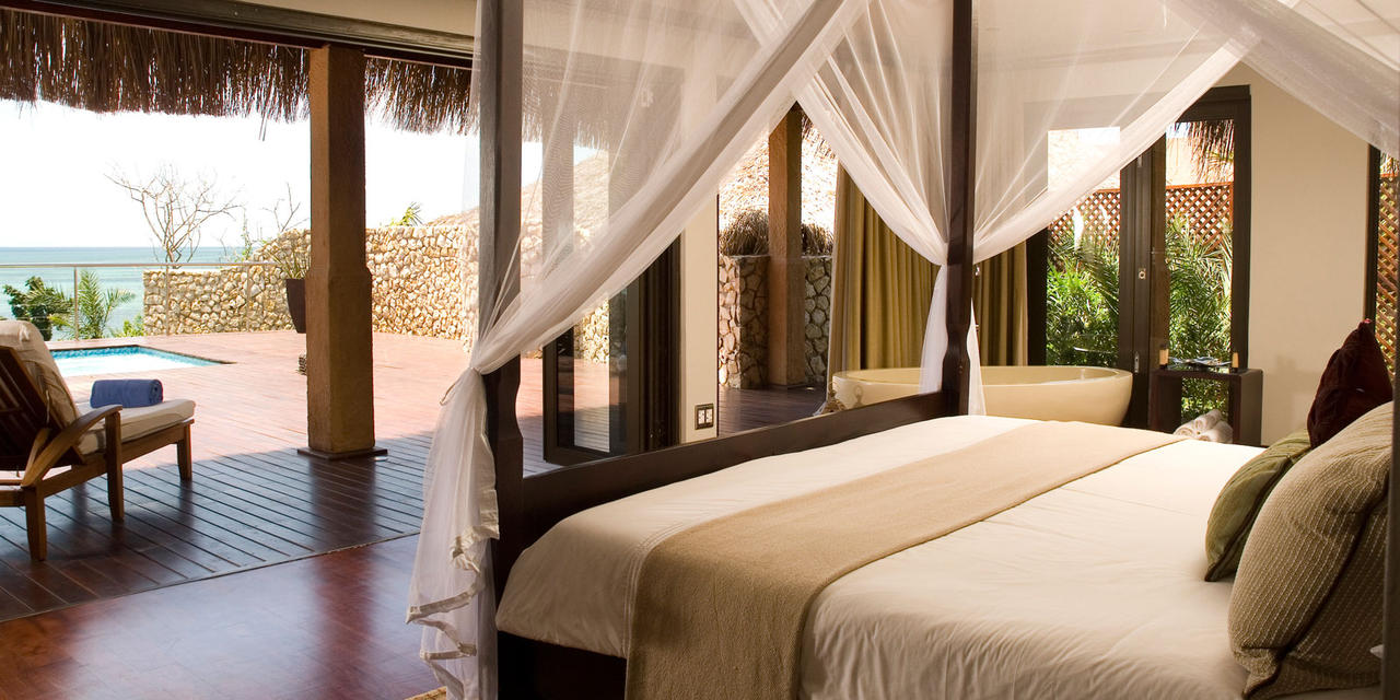 Indigo Bay Island Resort, Rani Resorts, Blick, Deck, Doppelbett, Schlafzimmer, afrikarma, afrikarma Safaris, afrikarma.de, anantara bazaruto, anantara bazaruto island resort, anantara bazaruto island resort and spa, anatara, bazaruto, bazaruto island