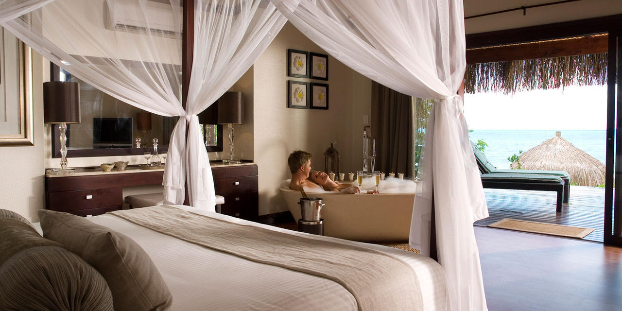 Indigo Bay Island Resort, Rani Resorts, Badewanne, Doppelbett, Gästebad, Gästechalet, Honeymoon Beach Chalet, afrikarma, afrikarma Safaris, afrikarma.de, anantara bazaruto, anantara bazaruto island resort, anantara bazaruto island resort and spa, anatara, bazaruto, bazaruto island