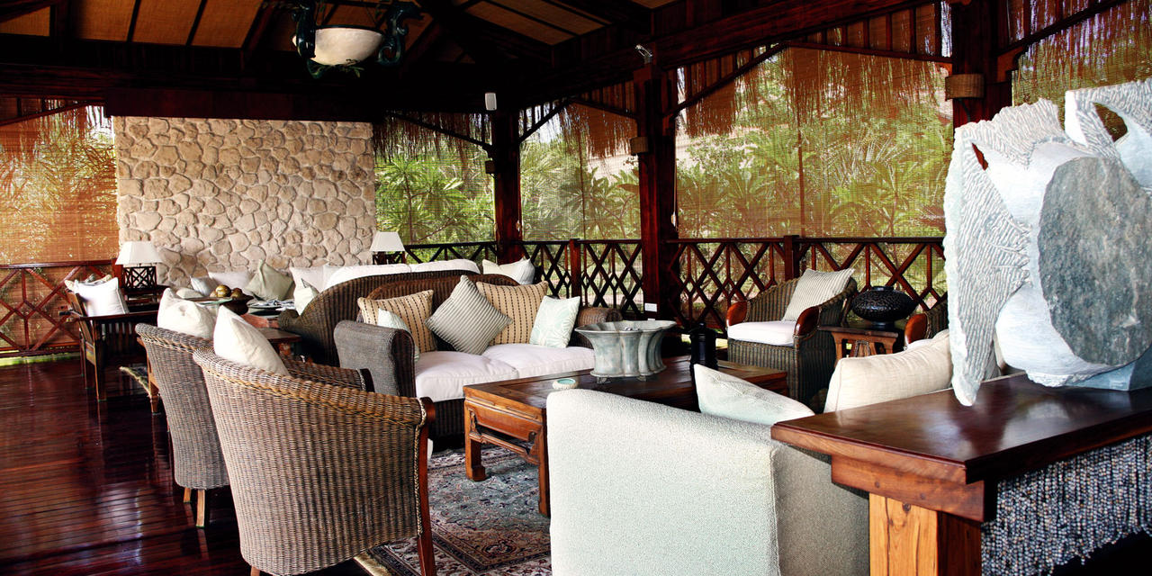 Indigo Bay Island Resort, Rani Resorts, Hauptgebäude, Lounge, Sessel, Sitzgruppen, afrikarma, afrikarma Safaris, afrikarma.de, anantara bazaruto, anantara bazaruto island resort, anantara bazaruto island resort and spa, anatara, bazaruto, bazaruto island