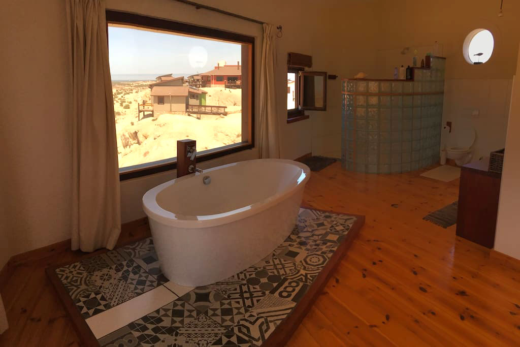 Desert Breeze Lodge: Badewanne Desert Breeze Lodge, Moai, Steinskulpturen, Badewanne, Gästebad, Afrikarma, Afrikarma Safaris, Afrikarma Safaris. Wildnis. Hautnah., Afrikarma.de