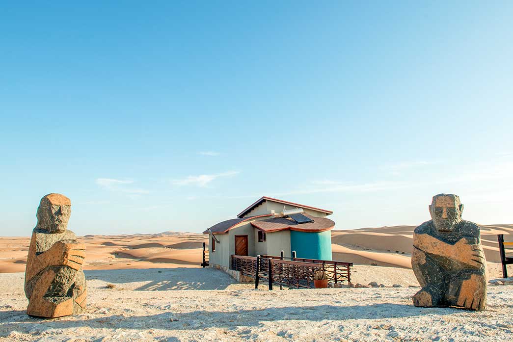 Desert Breeze Lodge: Monolithische Skulpturen Desert Breeze Lodge, Moai, Steinskulpturen, Bungalow, Dünen, Skulptur, Afrikarma, Afrikarma Safaris, Afrikarma Safaris. Wildnis. Hautnah., Afrikarma.de