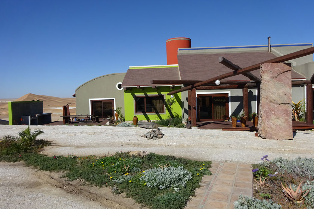 Desert Breeze Lodge: Private Villa Desert Breeze Lodge, Moai, Steinskulpturen, Zweiizimmervilla, Afrikarma, Afrikarma Safaris, Afrikarma Safaris. Wildnis. Hautnah., Afrikarma.de