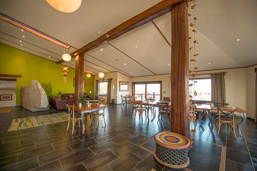 Desert Breeze Lodge: Restaurant Desert Breeze Lodge, Moai, Steinskulpturen, Restaurant, Afrikarma, Afrikarma Safaris, Afrikarma Safaris. Wildnis. Hautnah., Afrikarma.de