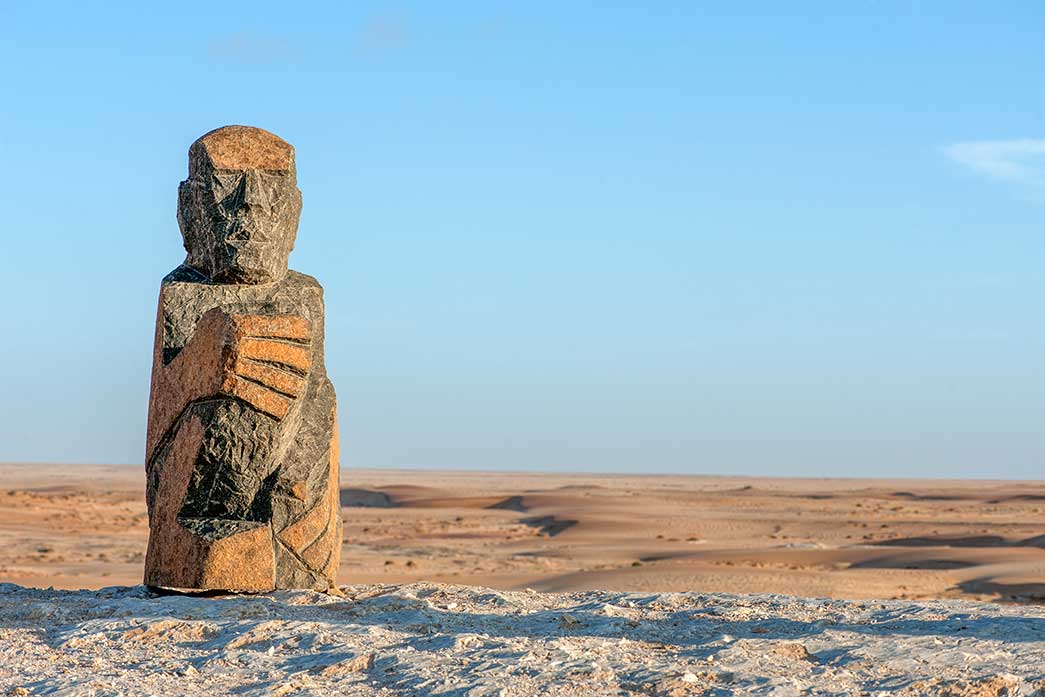 Desert Breeze Lodge: Skulptur Desert Breeze Lodge, Moai, Steinskulpturen, Dünen, Landschaft, Skulptur, Afrikarma, Afrikarma Safaris, Afrikarma Safaris. Wildnis. Hautnah., Afrikarma.de