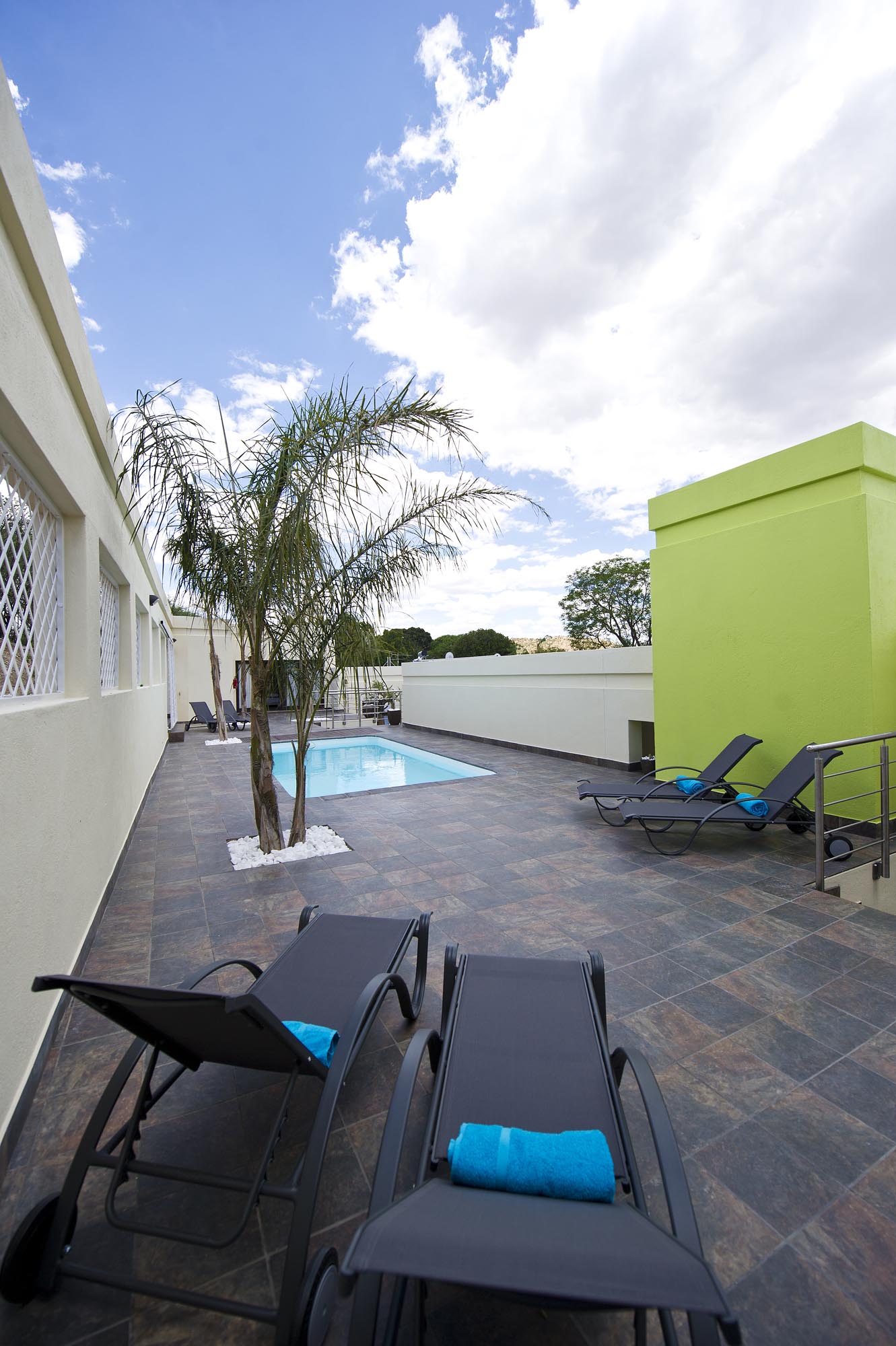 Erospark, Galton House, Guesthouse, Pension, Innenhof, Liegestuhl, Palmen, Swimming Pool, Afrikarma, Afrikarma Safaris, Afrikarma Safaris. Wildnis. Hautnah., Afrikarma.de