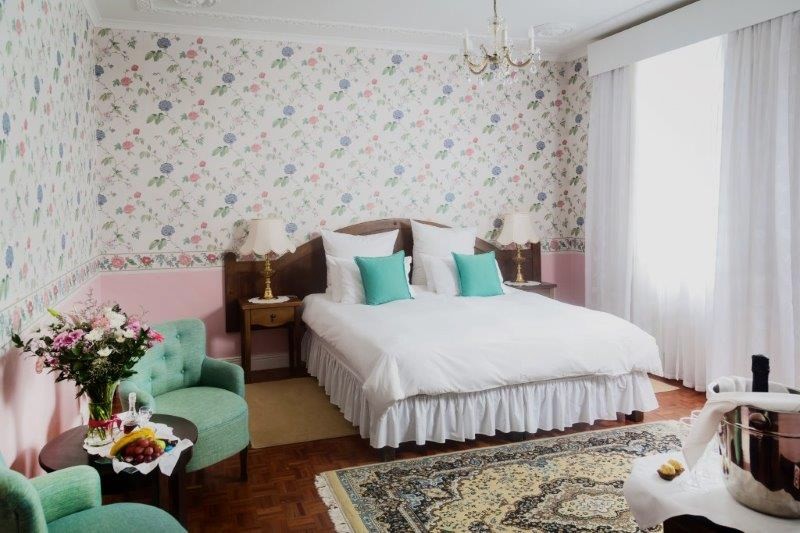 Afrikarma, Afrikarma Safaris, Afrikarma Safaris.Wildnis.Hautnah, Afrikarma.de, Hotel Eberwein, Doppelbett, Kronleuchter, Lampen, Pflanzen, Sessel, Teppich, Tisch