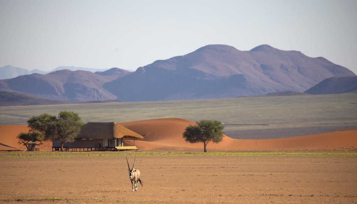 Kwessi Dunes Lodge: Gästehütte vor den Bergen