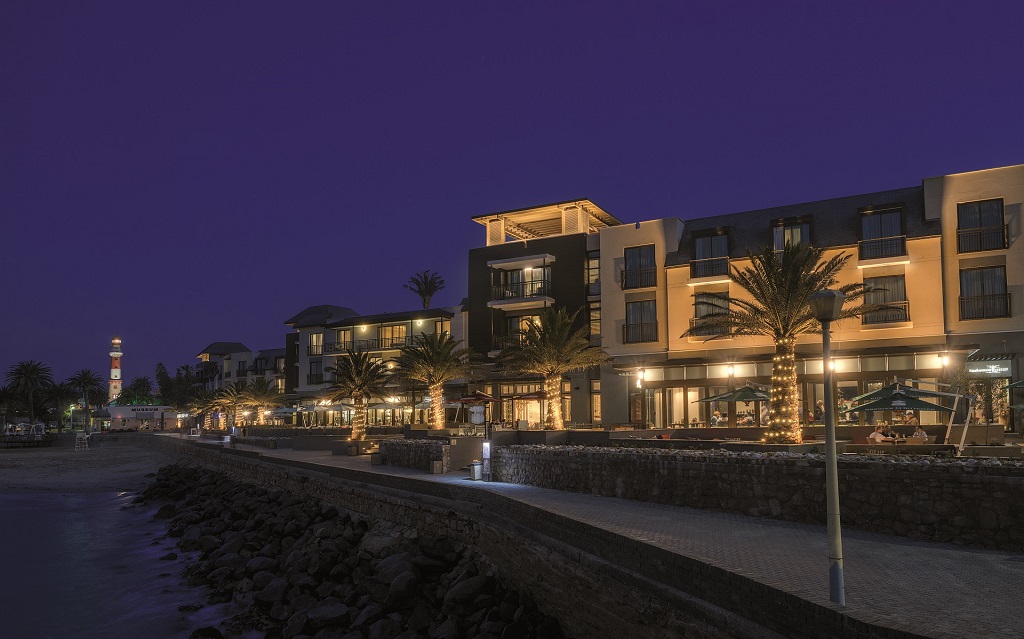 O&L Leisure Hotels and Lodges, Strand Hotel Swakopmund, Swakopmund, Außenansicht, Fassade, Gesamtansicht, Hotel, Nacht, Afrikarma, Afrikarma Safaris, Afrikarma Safaris. Wildnis. Hautnah., Afrikarma.de