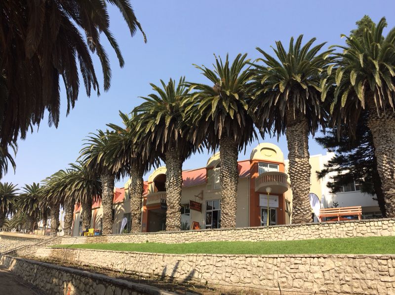 Swakopmund Luxury Suites: Palmengalerie vor dem Gebäude