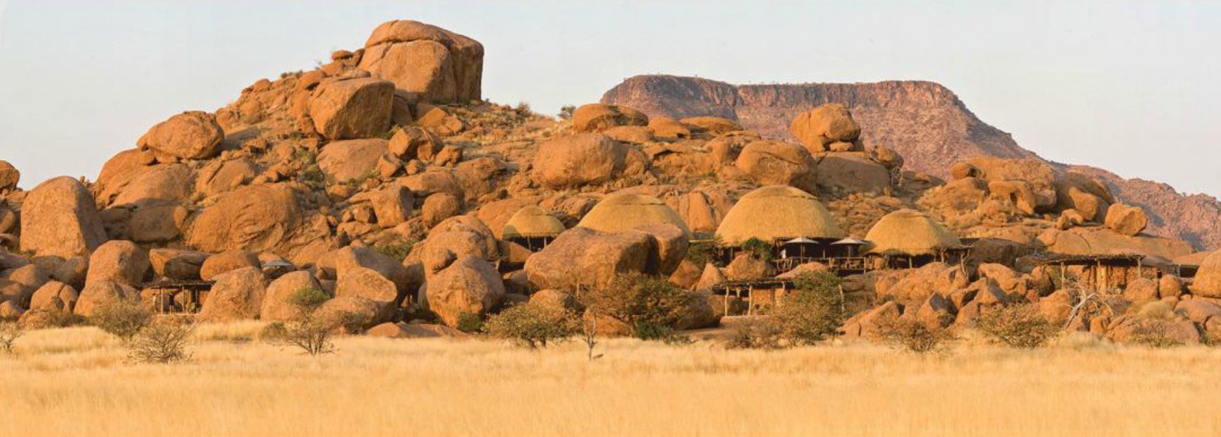 Afrikarma, Afrikarma.de, Brandberg, Camp Kipwe, Damaraland, Felsen, Gästechalet, Granit, Strohdach, Veranda, Afrikarma Safaris