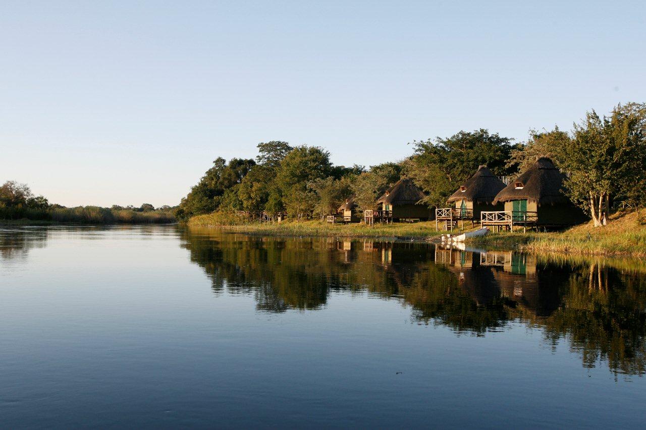 Camp Kwando: Am Ufer des Kwando River Camp Kwando, Caprivi, Cuando, Kwando, Camp, Caprivi Game Park, Flussufer, Gästechalets, Gesamtansicht, Gewässer, Mamili National Park, Mudumu National Park, afrikarma, afrikarma safaris, afrikarma.de