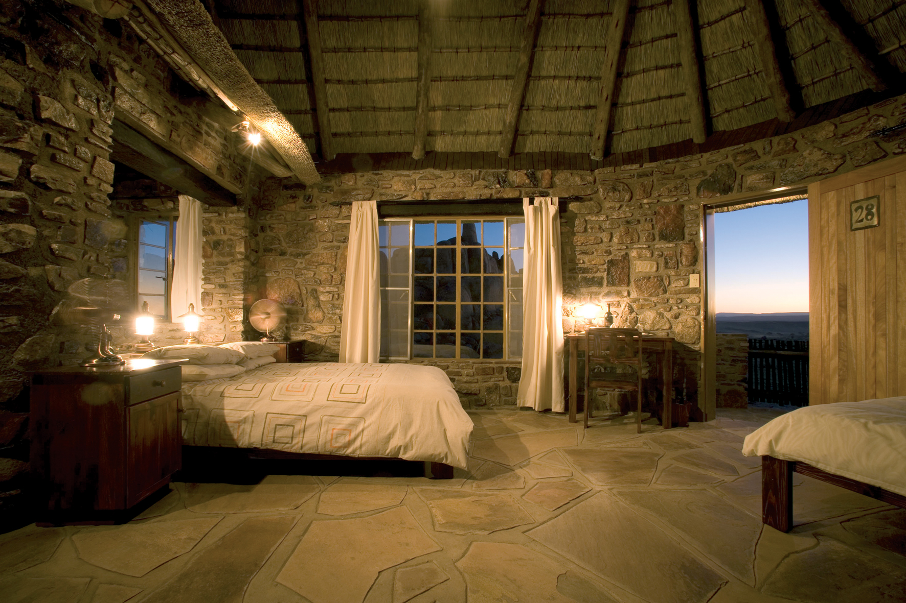 Canyon Lodge: Schlafbereich mit Doppelbett Canyon Lodge, Fischfluss Canyon, Gondwana Cañon Park, Gondwana Canyon Park, Gondwana Collection Namibia, Nama-Karoo-Wüste, Doppelbett, Privatterrasse, Schlafbereich, Strohdach, Terrasse, Fish River Canyon