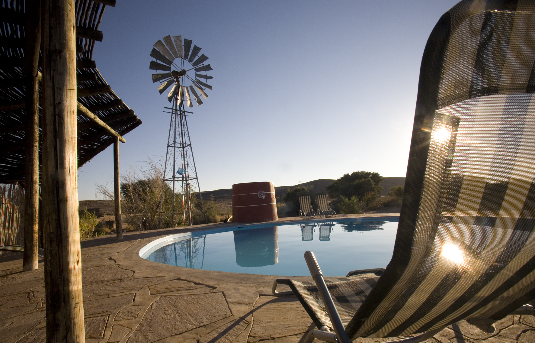 afrikarma, afrikarma.de, Canon Roadhouse, Fischfluss Canyon, Fish River Canyon, Gondwana Collection, Liegestuhl, Pool, Sonne, Windrad