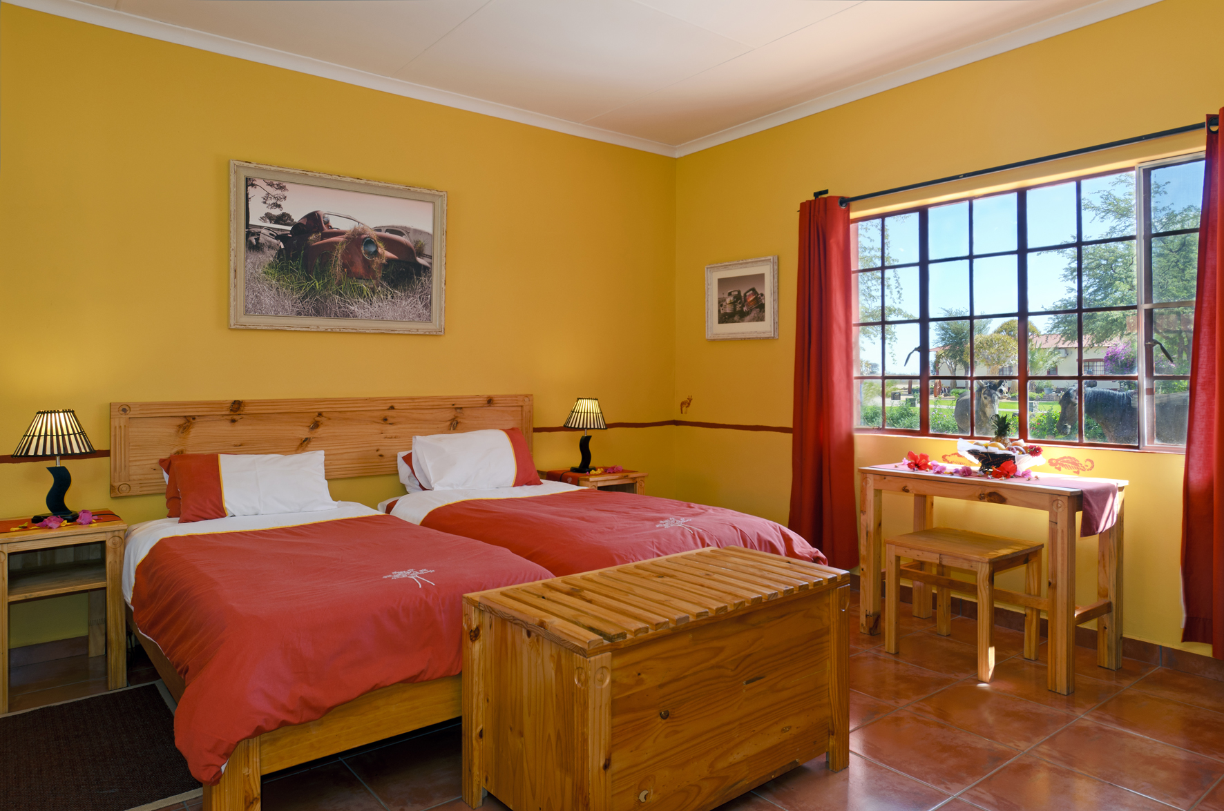 afrikarma, afrikarma.de, Ausblick, Ausstattung, Betten, Canon Roadhouse, Fischfluss Canyon, Fish River Canyon, Gondwana Collection, King size bed, Zimmer
