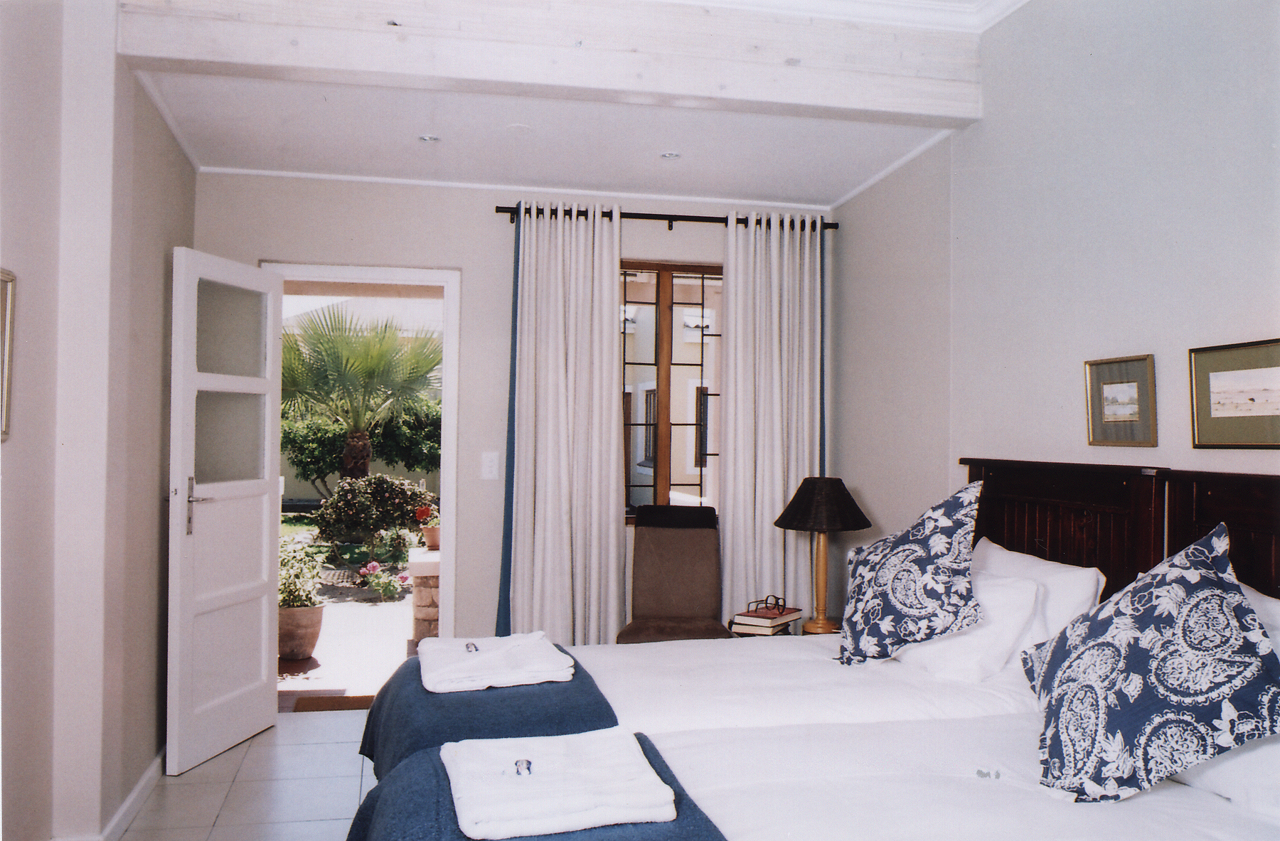 Cornerstone Guesthouse, Küste, Swakopmund, Doppelbett, Gästezimmer, Terrasse, afrikarma, afrikarma safaris, afrikarma.de