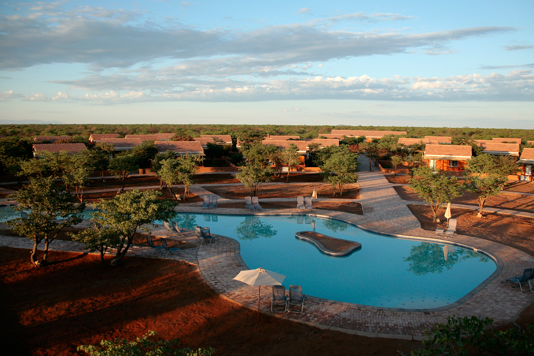 Damara Mopane Lodge, Damaraland, Khorixas, Namibia, Anlage, Außenanlage, Himmel, Natur, Pool, Wasser, Afrikarma, Afrikarma Safaris, Afrikarma Safaris - Wildnis. Hautnah., Afrikarma.de