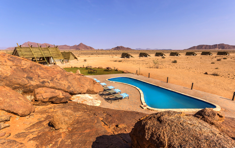 Dead Vlei, Desert Quiver Camp, Namib Naukluft, Sossusvlei, Taleni, Liegestühle, Swimming Pool, Zentrale Einrichtungen, Afrikarma, Afrikarma Safaris, Afrikarma Safaris - Wildnis. Hautnah., Afrikarma.de