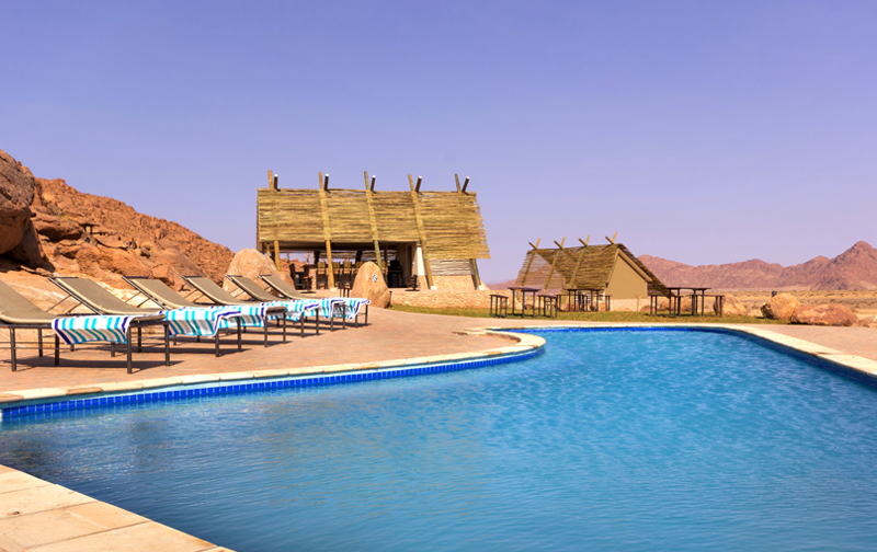 Dead Vlei, Desert Quiver Camp, Namib Naukluft, Sossusvlei, Taleni, Liegestühle, Swimming Pool, zentrale Einrichtungen, Afrikarma, Afrikarma Safaris, Afrikarma Safaris - Wildnis. Hautnah., Afrikarma.de