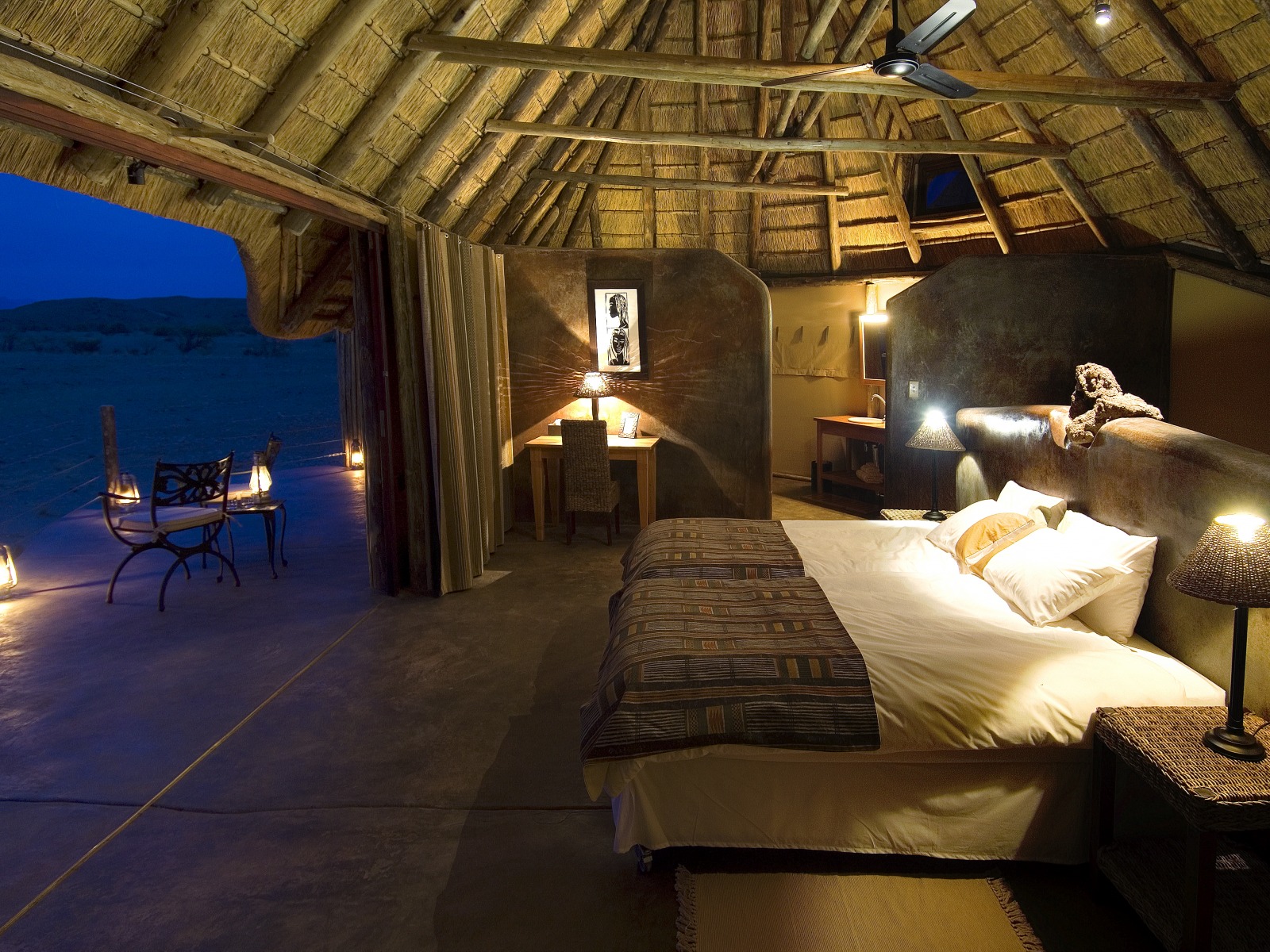 Aba-Huab River Valley, Damaraland, Doro Naw as, Doro Nawas, Etendeka-Berge, Tafelberge, Torra Conservancy, Doppelbett, Privates Deck, Gästebad, Doro-Krater, Petrified Forest, Twyfelfontein