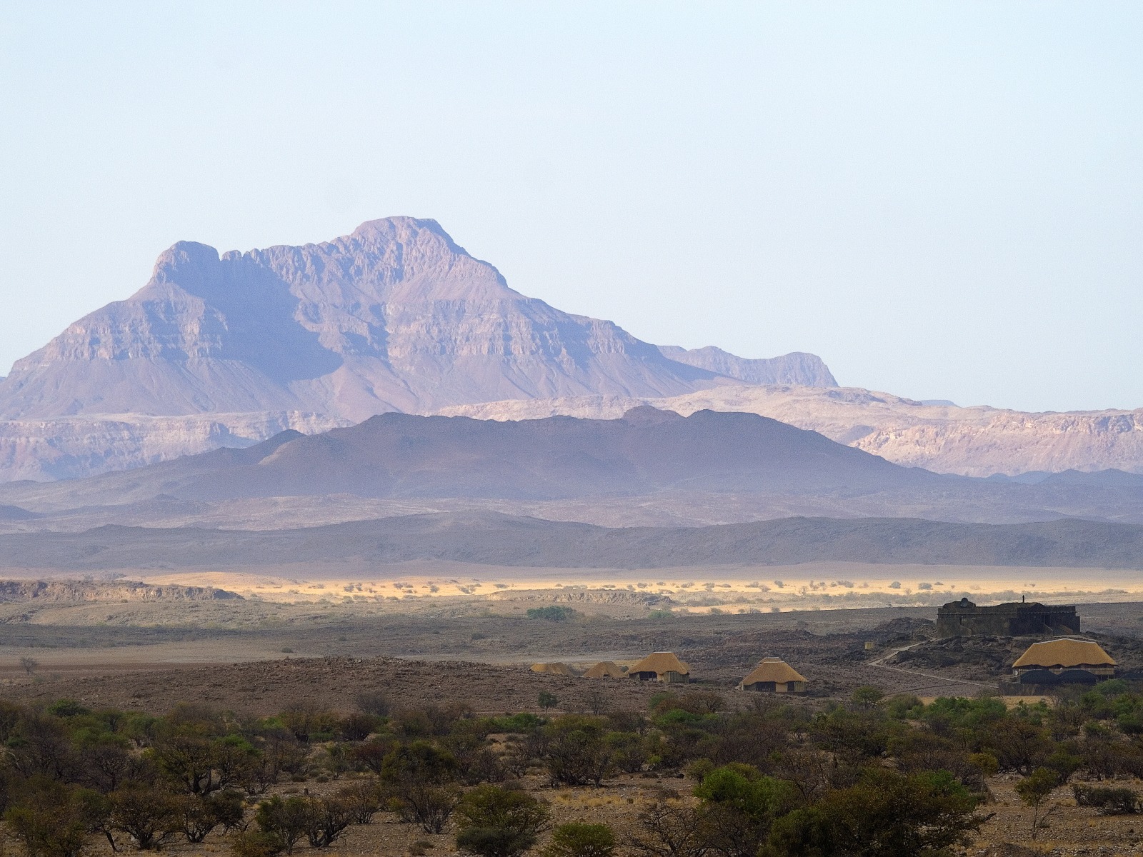 Aba-Huab River Valley, Damaraland, Doro Naw as, Doro Nawas, Etendeka-Berge, Tafelberge, Torra Conservancy, Gesamtansicht, Landschaft, Lodge, Mik-Berge, Doro-Krater, Petrified Forest, Twyfelfontein
