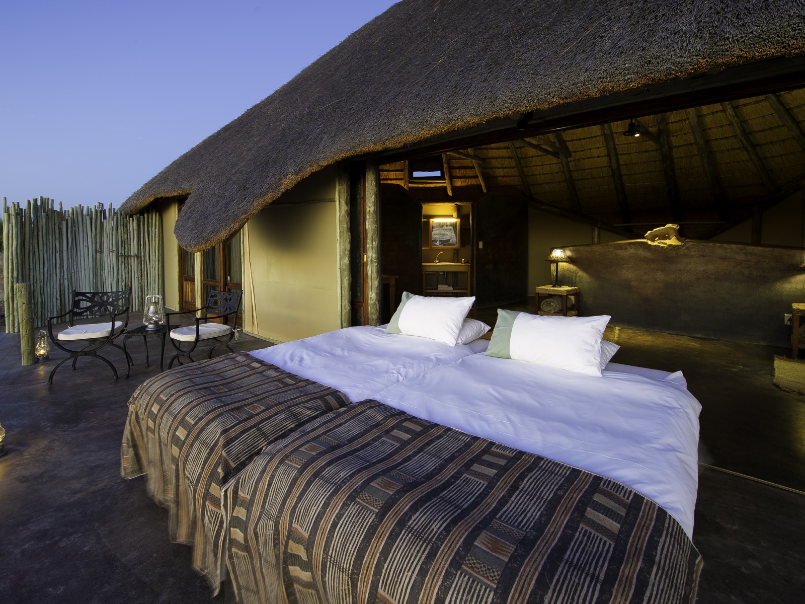 Aba-Huab River Valley, Damaraland, Doro Naw as, Doro Nawas, Etendeka-Berge, Tafelberge, Torra Conservancy, Doppelbett, Gästechalet, Doro-Krater, Petrified Forest, Twyfelfontein