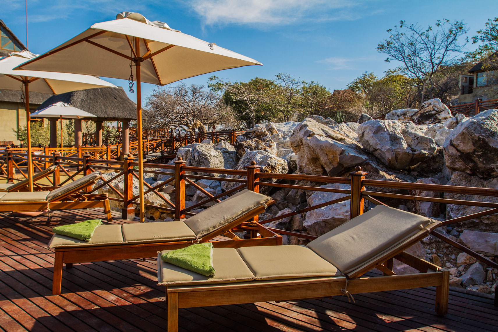 Epacha Game Lodge & Spa, Epacha Private Game Reserve, Epacha Wildtierreservat, Etosha Nationalpark, Liegestühle, Sonnendeck, Sonnenschirme, Afrikarma, Afrikarma Safaris, Afrikarma Safaris – Wildnis. Hautnah., afrikarma.de