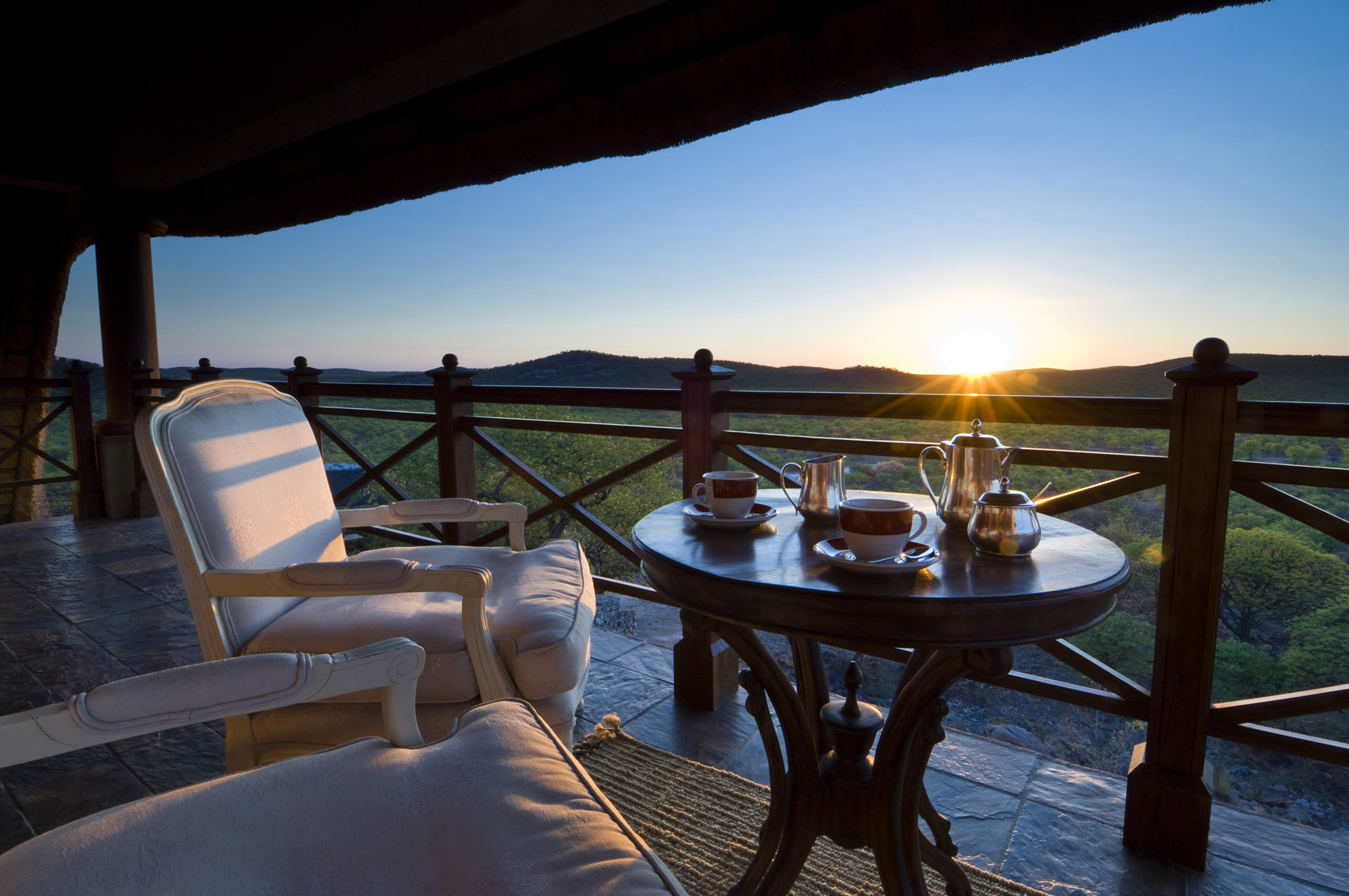 Africa, Epacha, Leading Lodges, Namibia, Epacha Game Lodge & Spa, Epacha Private Game Reserve, Epacha Wildtierreservat, Etosha Nationalpark, Kaffee, Private Terrasse, Sessel, Sonnenaufgang, Tee, Afrikarma, Afrikarma Safaris, Afrikarma Safaris – Wildnis. Hautnah., afrikarma.de