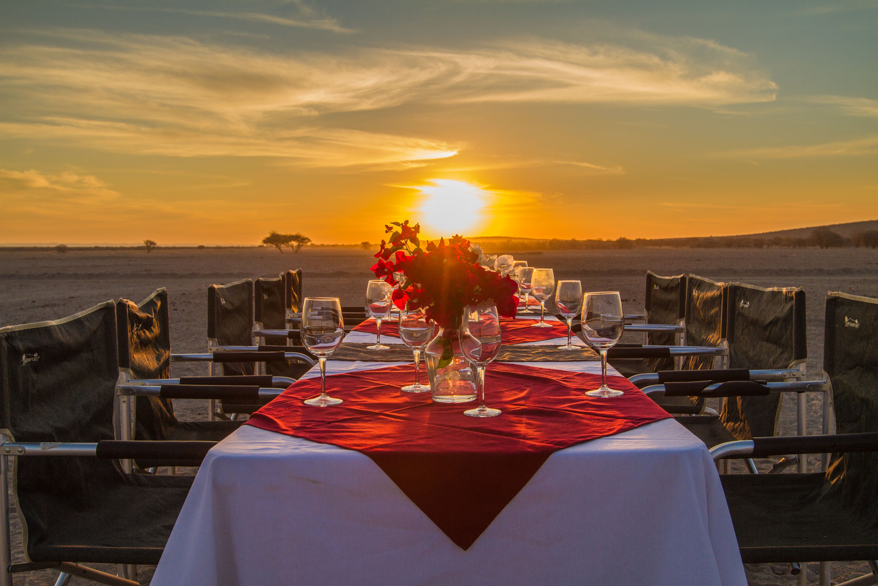 Epacha Game Lodge & Spa, Epacha Private Game Reserve, Epacha Wildtierreservat, Etosha Nationalpark, Busch, Dinner, Gedeckter Tisch, Sonnenuntergang, Afrikarma, Afrikarma Safaris, Afrikarma Safaris – Wildnis. Hautnah., afrikarma.de