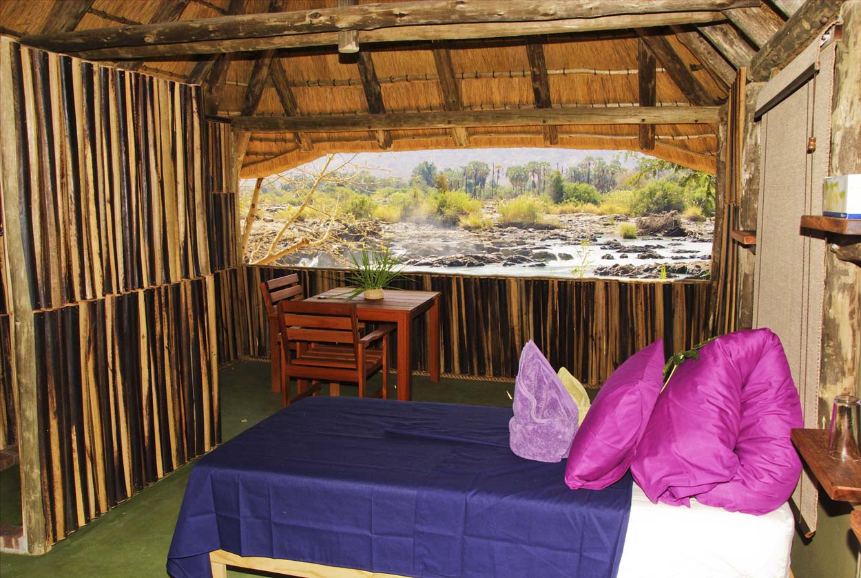 Epupa Falls, Epupa Falls Lodge, Kaokoland, Kunene River, Chalet, Einzelbett, Fenster, Schlafbereich, Afrikarma, Afrikarma Safaris, Afrikarma Safaris – Wildnis. Hautnah., afrikarma.de