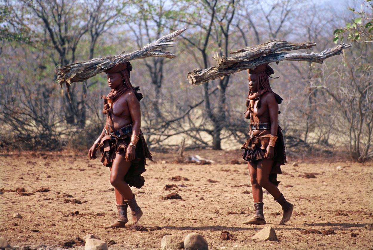 Epupa Falls, Epupa Falls Lodge, Kaokoland, Kunene River, Frauen, Himba, Afrikarma, Afrikarma Safaris, Afrikarma Safaris – Wildnis. Hautnah., afrikarma.de