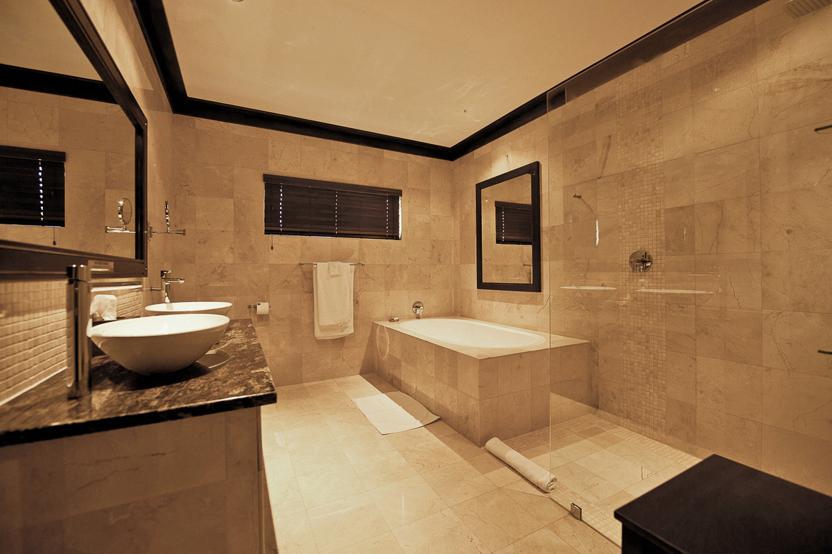 Erindi Old Traders Lodge: Gästebad Erindi Game Reserve, Game Drive, Old Traders Lodge, Pirschfahrt, Gästebad, Gästechalet, Wanne, Waschtisch, afrikarma, afrikarma safaris, afrikarma.de